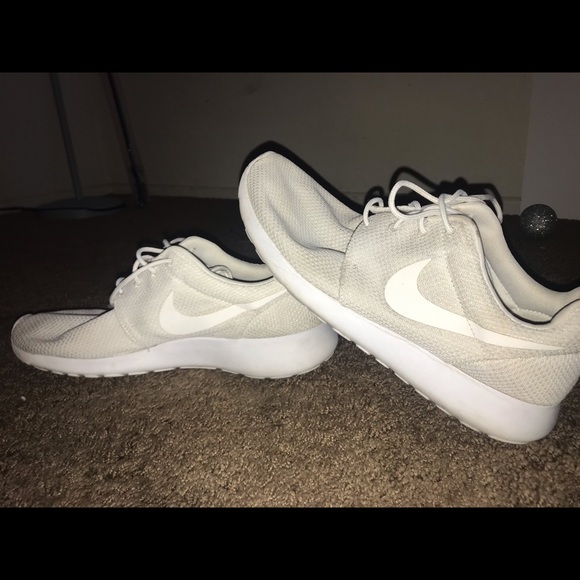 white nike roshe mens